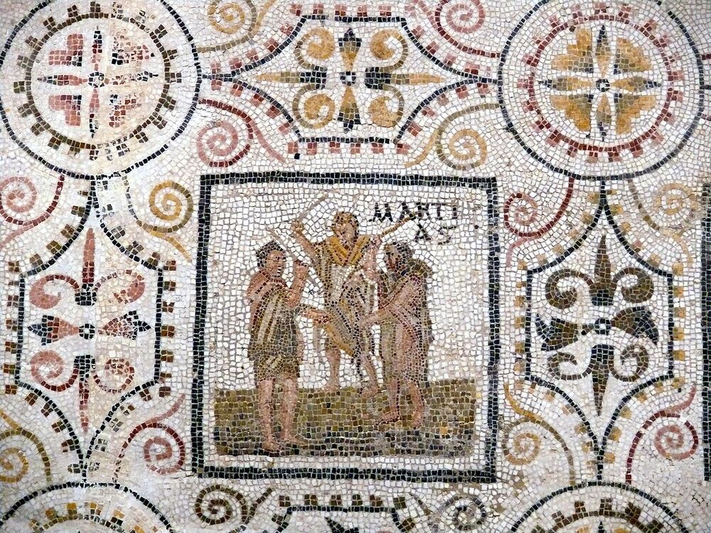 Mosaico romano con tre uomini che colpiscono una pelle con bastoni, sotto la scritta Martius