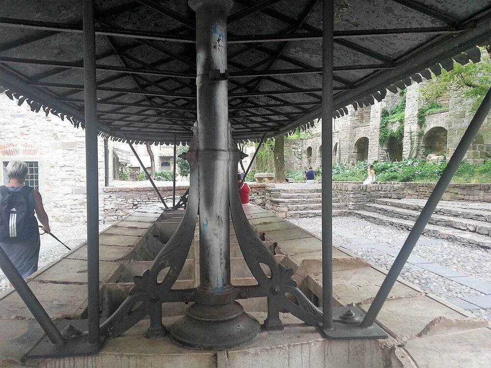 Il lavatoio pubblico coperto di Bergamo Alta, con le vasche di pietra