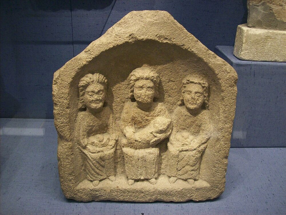 Rilievo romano in pietra con tre dee madri sedute