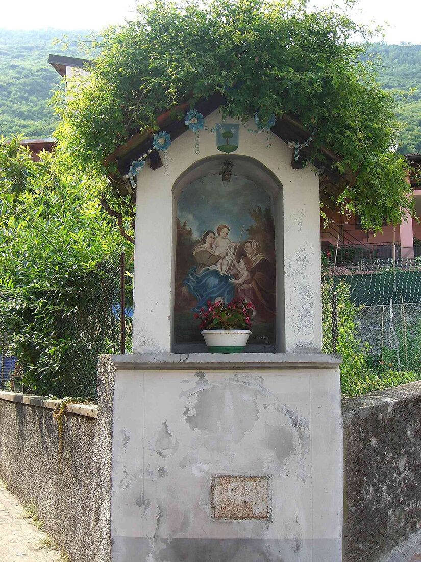 Una santella devozionale affrescata lungo una strada a Ranzanico