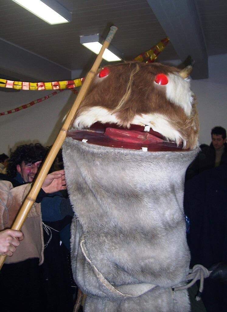 La maschera del Badalisc, un grande testone di pelle con occhi rossi e piccole corna