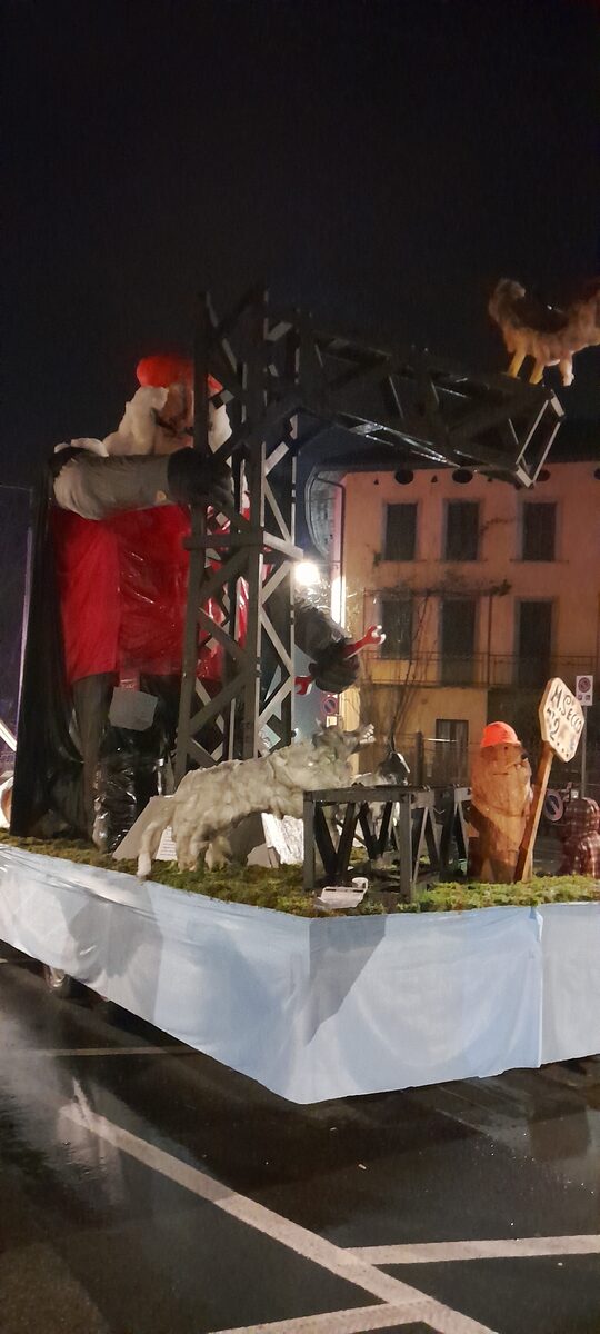 Il carro con il fantoccio del Zenerù in piazza ad Ardesio