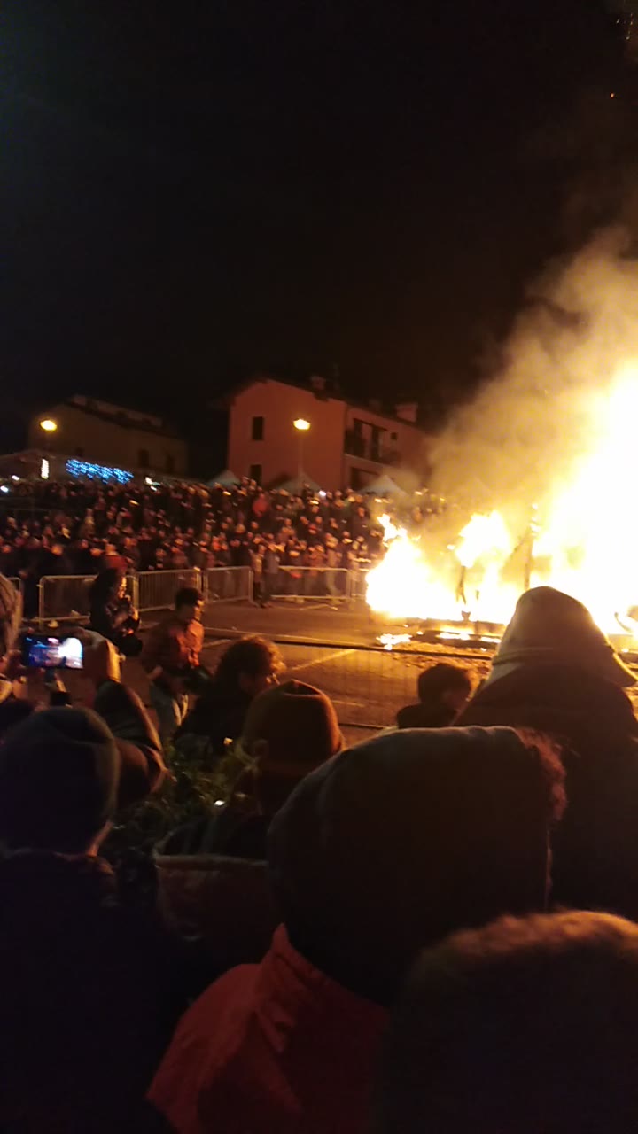 Il falò del Zenerù visto da dietro la folla