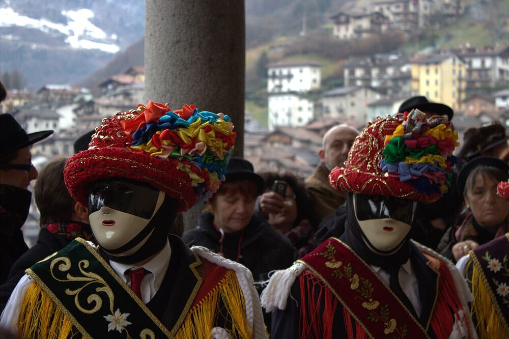 Balarì di Bagolino con cappelli rossi ornati e volto mascherato