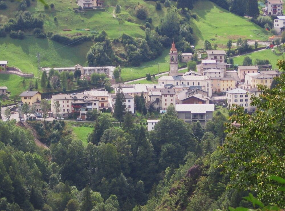 Il paese di Valtorta visto dall'alto tra i boschi