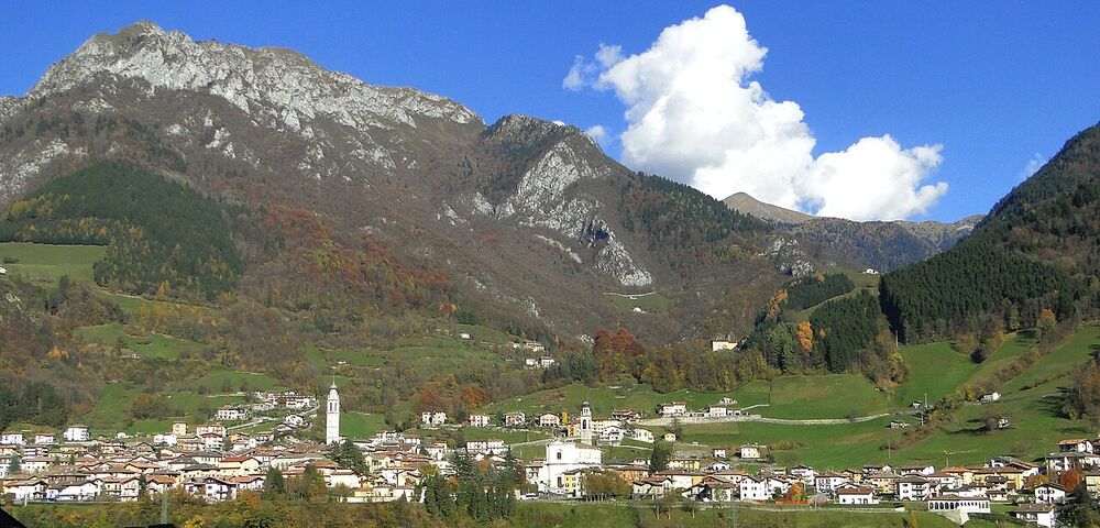 Veduta di Ardesio in alta Val Seriana con le montagne alle spalle