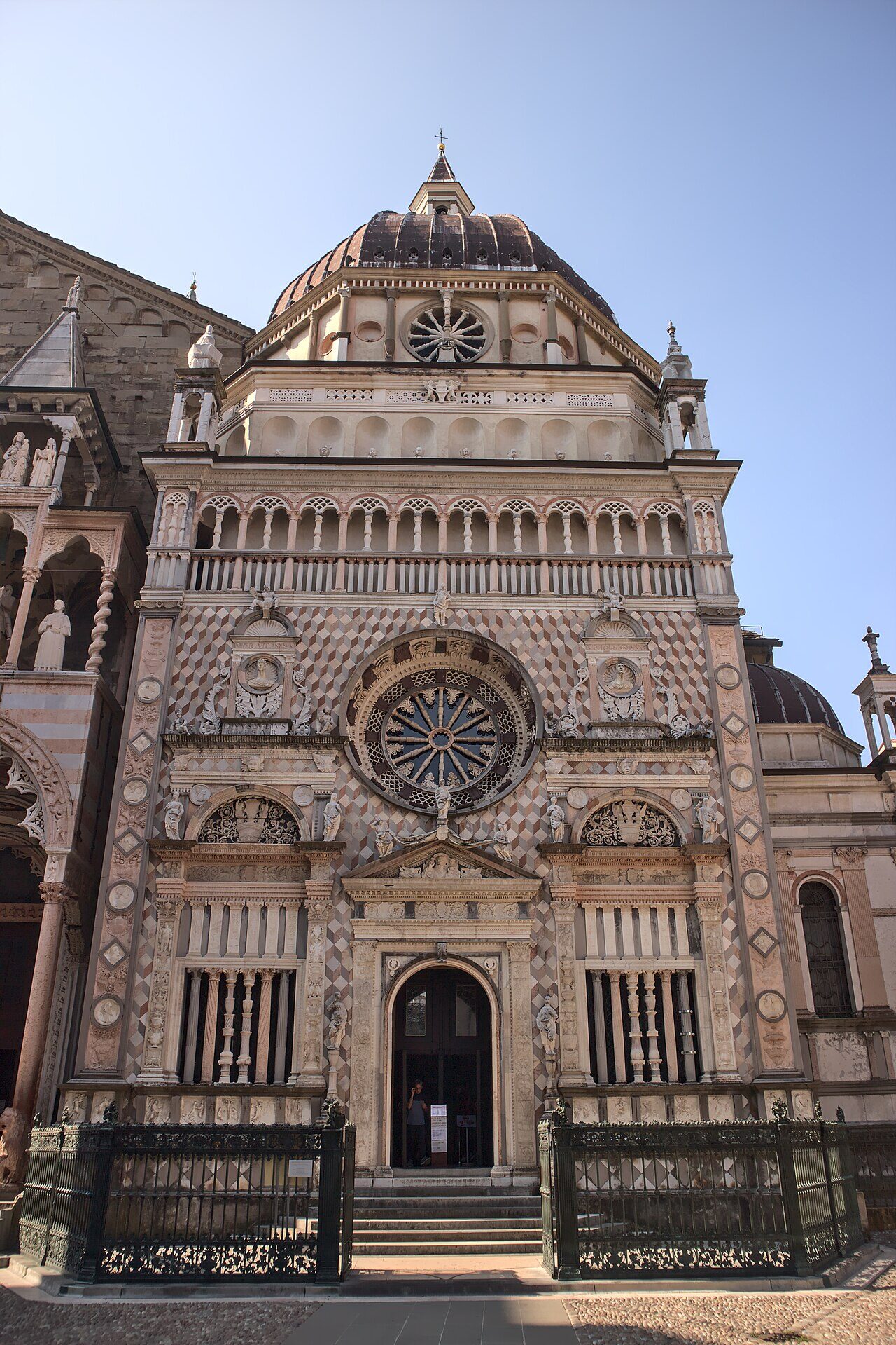 La facciata della Cappella Colleoni, Bergamo