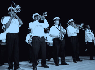 Banda di ottoni durante un'esibizione